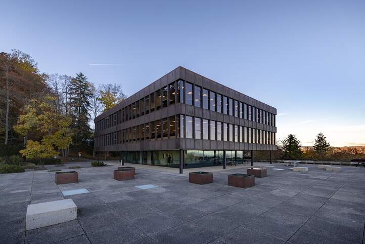 Terrasse und Hauptgebäude