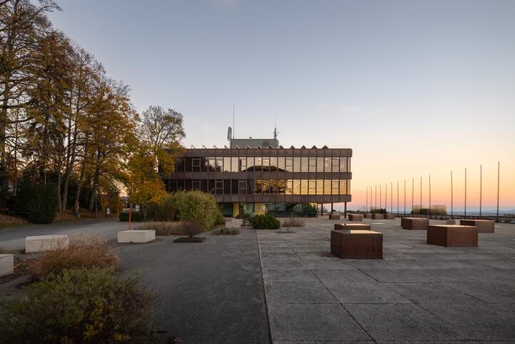 Terrasse und Hauptgebäude