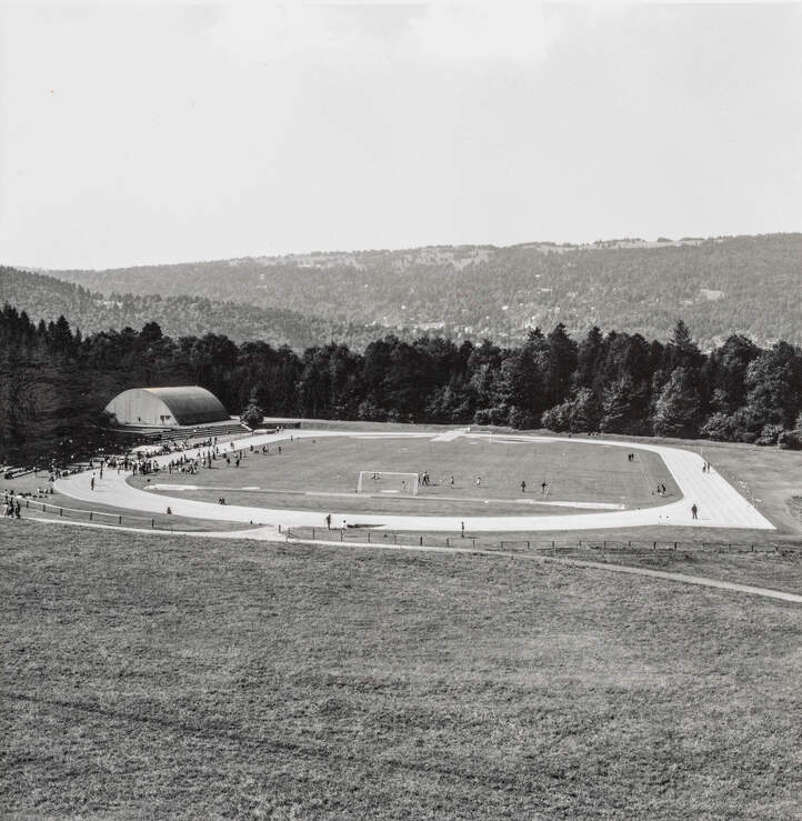 Stadion End der Welt mit Sarnahalle