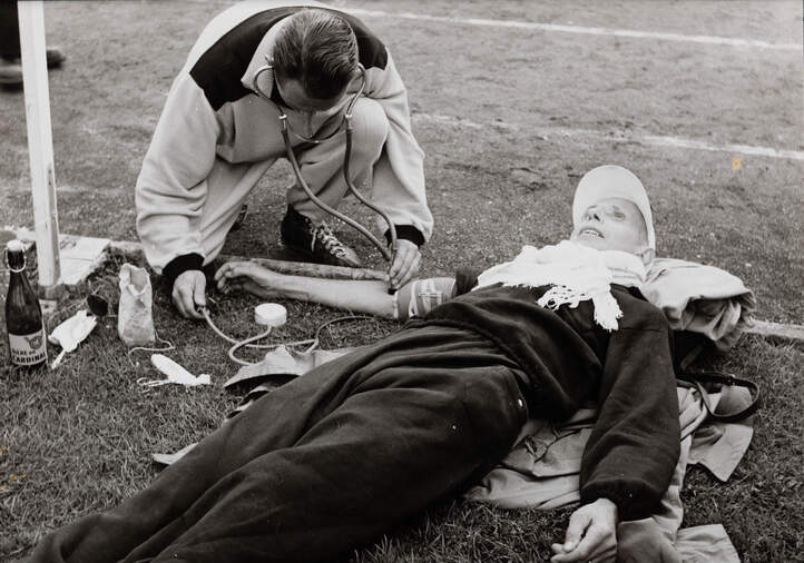 Sportarzt mit Patient 1956