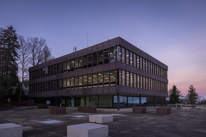 Hauptgebäude und Terrasse